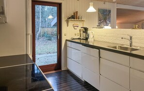 Fridge, oven, stovetop, dishwasher - Pet friendly home in 24rup with WiFi (24rup)