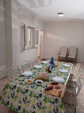 Dining - Villa Piro: detached villa with garden, veranda and BBQ, Litorale di Manduria (Urmo)