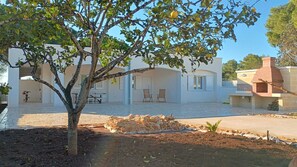 Terrace/patio - Villa Piro: detached villa with garden, veranda and BBQ, Litorale di Manduria (Urmo)