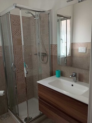 Hair dryer, bidet, towels, soap - Villa Piro: detached villa with garden, veranda and BBQ, Litorale di Manduria (Urmo)