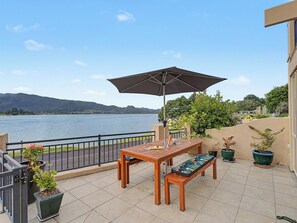 Outdoor dining - Waterfront Bliss - Tairua Holiday Home (Tairua)