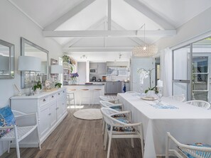 Dining - Panoramic Views on Paku - Tairua Family Retreat (Tairua)