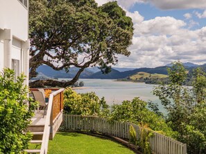Property grounds - Panoramic Views on Paku - Tairua Family Retreat (Tairua)