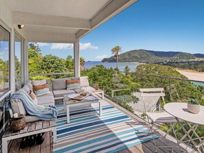 Outdoor dining - Panoramic Views on Paku - Tairua Family Retreat (Tairua)
