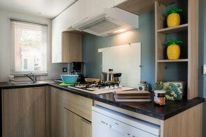 Refrigerador, microondas, parrilla de estufa y cafetera y tetera 