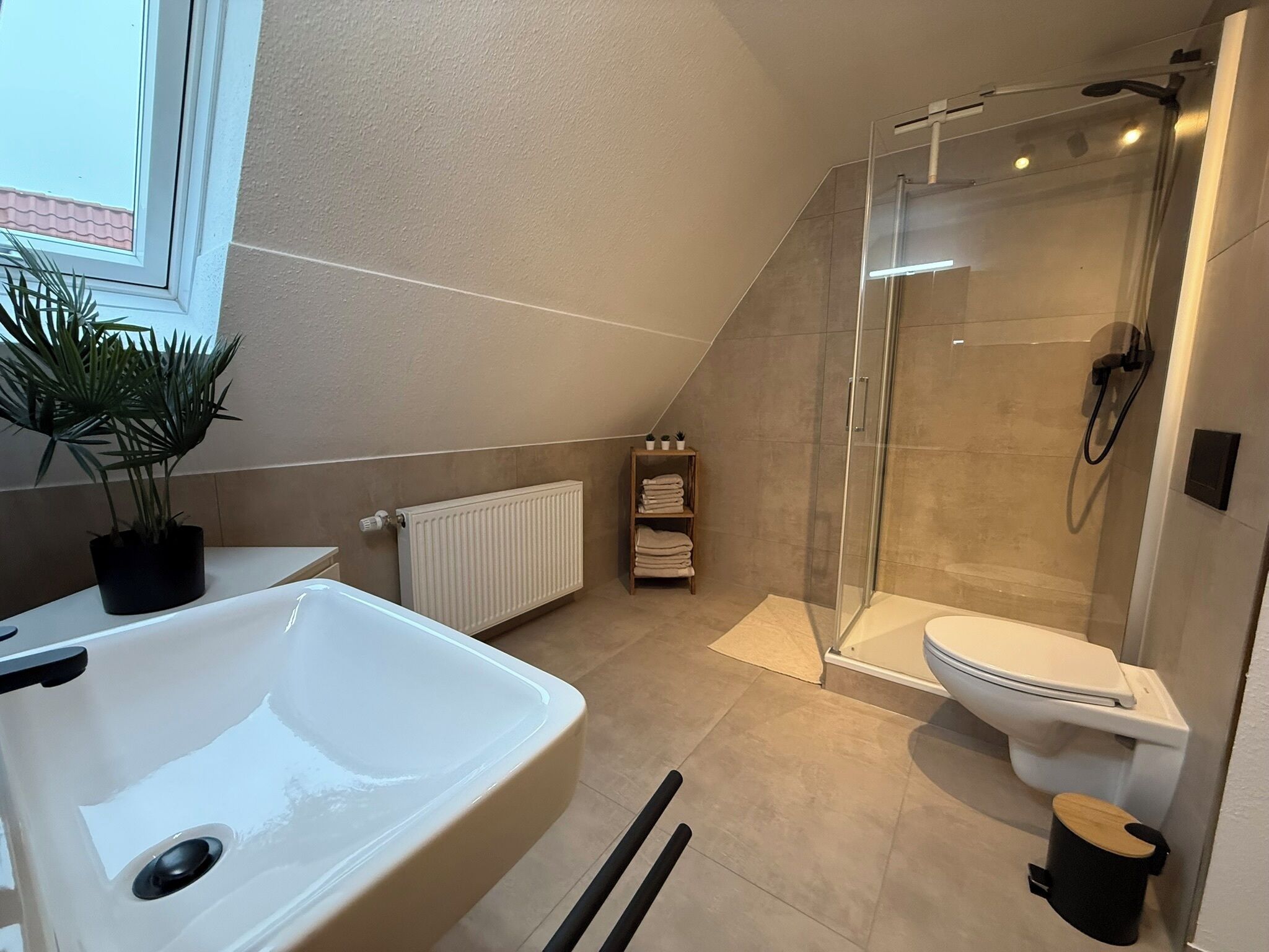 Haartrockner, Handtücher, Seife, Toilettenpapier