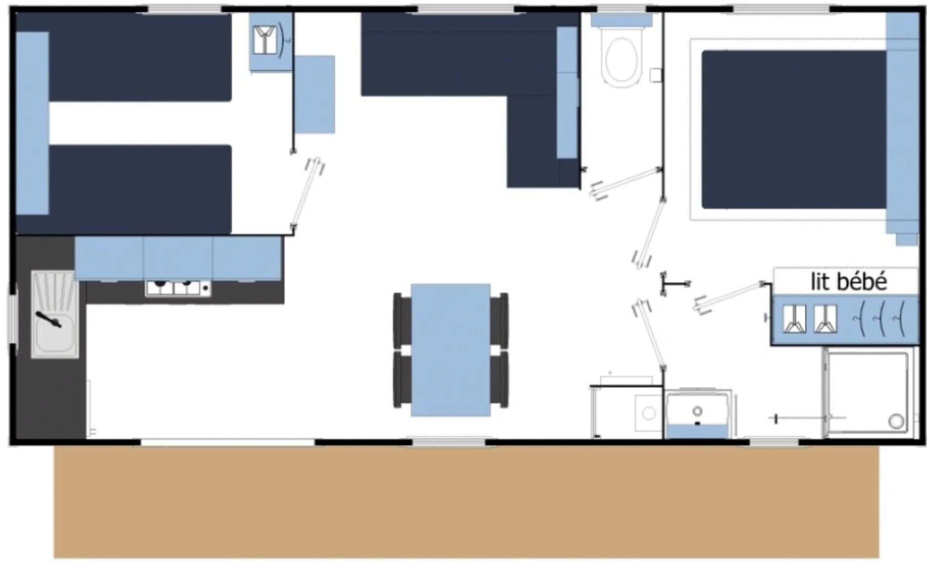 Plano de un cuarto de hotel con cama, escritorio, silla, una mesita, baño y kitchenette.