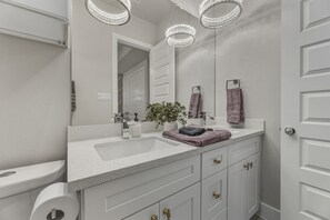 Douche, sèche-cheveux, bidet, serviettes fournies