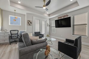 TV - 2025 Luxe Townhome + Rooftop + Medical center/Downtown (Houston)