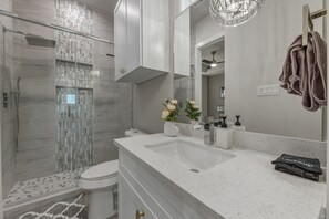 Douche, sèche-cheveux, bidet, serviettes fournies