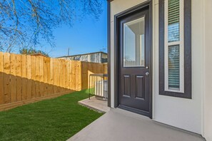 Terrace/patio - 2025 Luxe Townhome + Rooftop + Medical center/Downtown (Houston)