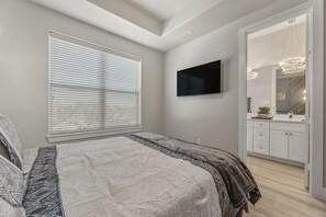 3 bedrooms, iron/ironing board, Internet, bed sheets - 2025 Luxe Townhome + Rooftop + Medical center/Downtown (Houston)