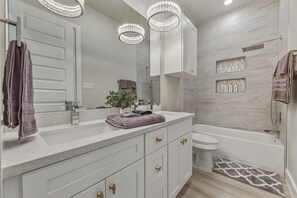 Douche, sèche-cheveux, bidet, serviettes fournies
