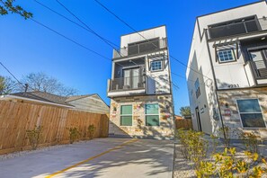Exterior - 2025 Luxe Townhome + Rooftop + Medical center/Downtown (Houston)