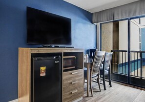 Chambre, 1 très grand lit, vue établissement (Resort View King Standard Room) | Intérieur