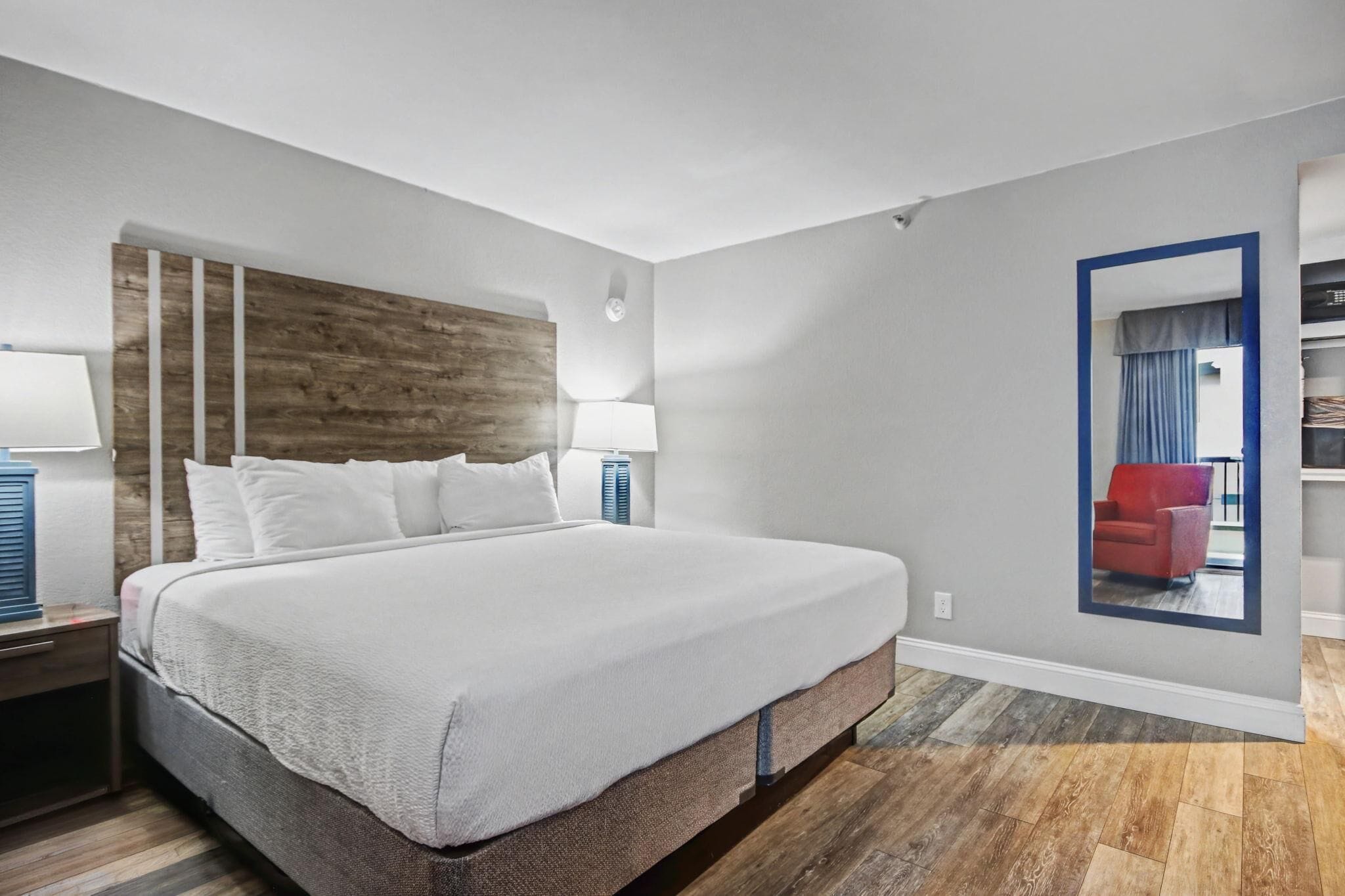 Habitación, 1 cama de matrimonio grande (Resort View King Standard Room) | Caja fuerte, cortinas opacas, tabla de planchar con plancha