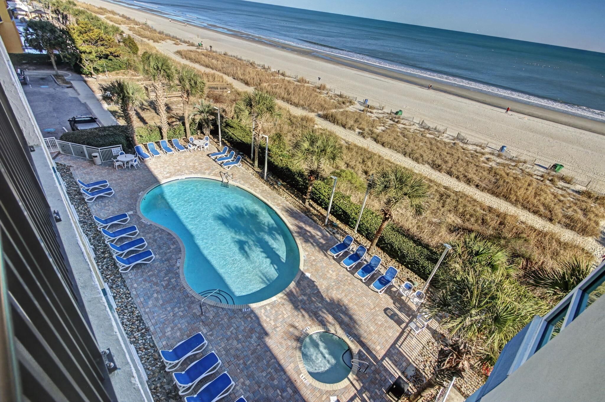 2 kolam renang terbuka, kerusi lepak pantai 