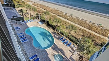 2 kolam renang terbuka, kerusi lepak pantai