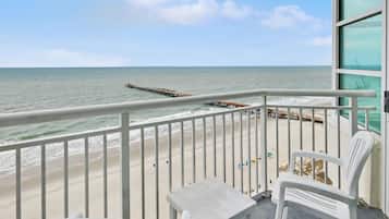 Suite, 2 slaapkamers, aan zee | Balkon