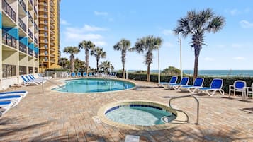 2 buitenzwembaden, open van 09.00 uur tot 23.00 uur, en ligstoelen