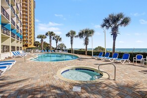 2 udendørs pools, åben fra kl. 09.00 til kl. 23.00, liggestole