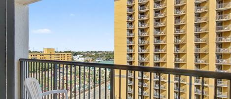 Chambre, 2 grands lits, vue sur le complexe (Resort View Standard Room) | Vue de la chambre