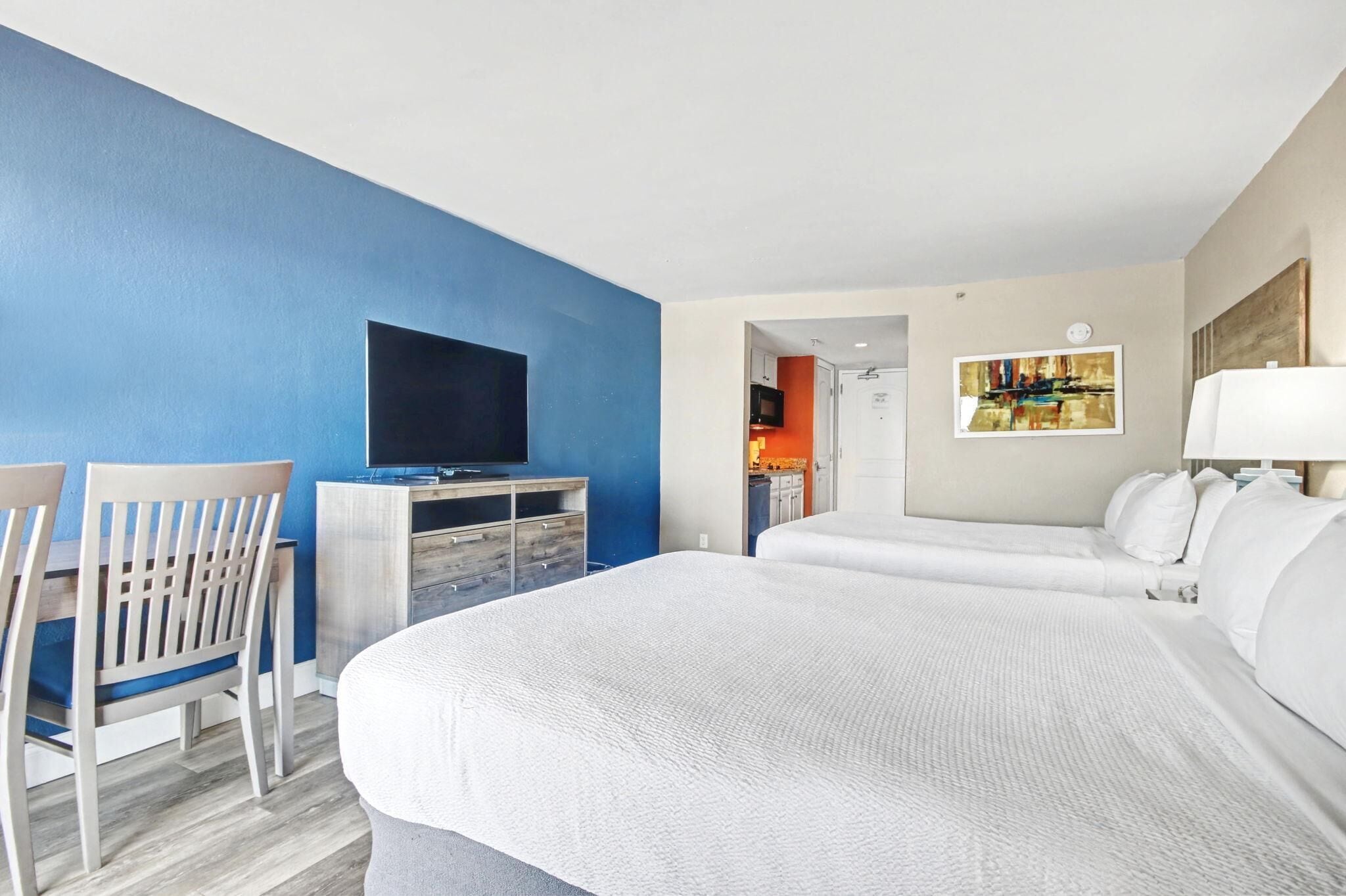 Habitación, 2 camas de matrimonio, vistas al mar (Oceanfront Efficiency) | Caja fuerte, cortinas opacas, tabla de planchar con plancha