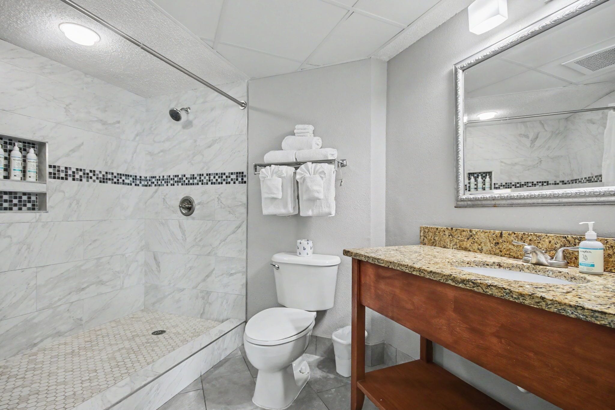 Ein Badezimmer mit Dusche, Toilette und Waschbecken.