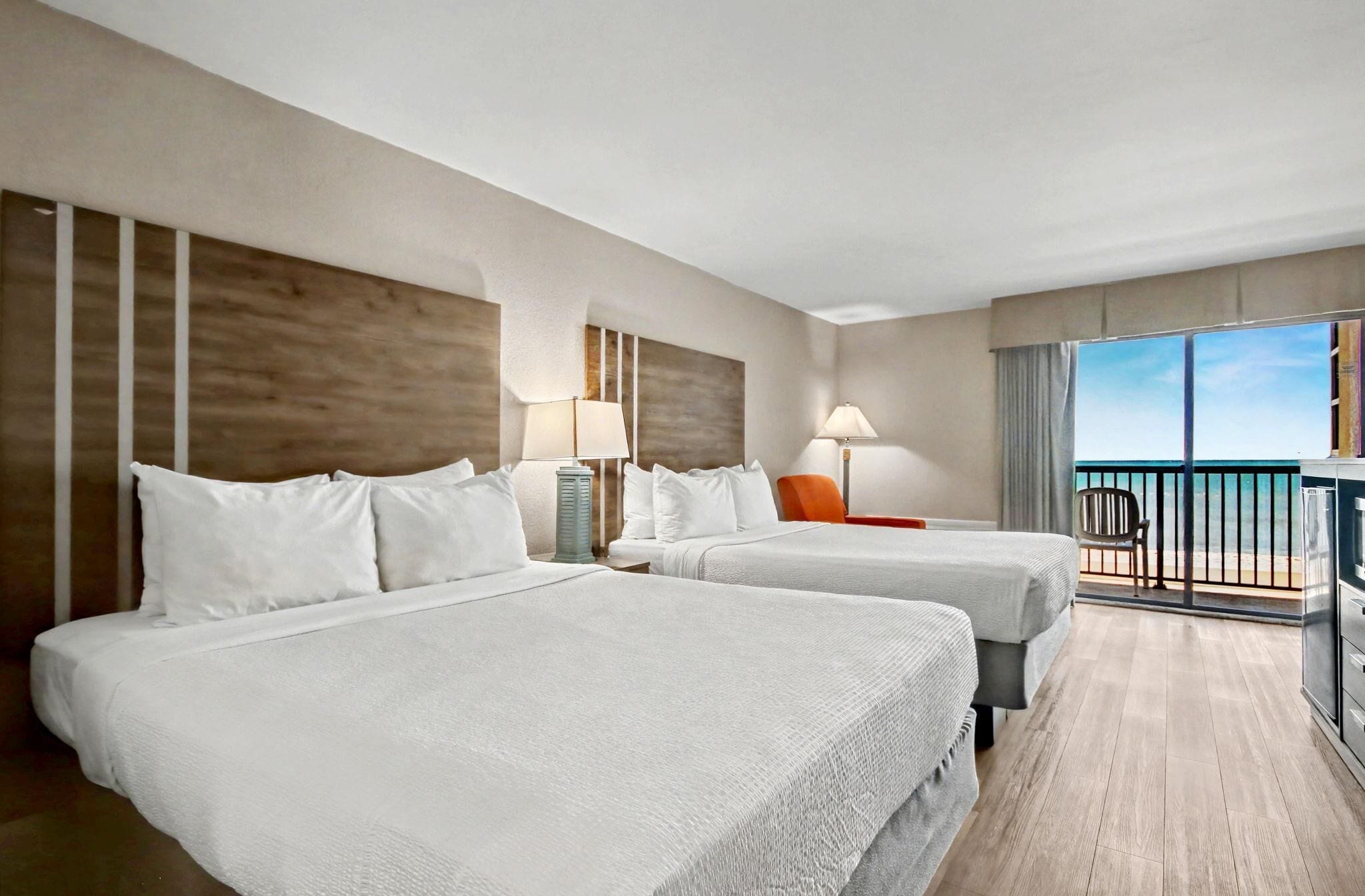 Rom, 2 queensize-senger, havutsikt (Oceanfront Standard Room) | Safe på rommet, blendingsgardiner og strykejern/-brett