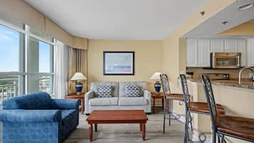Suite, 1 soverom, delvis havutsikt (Partial Ocean View 1 Bedroom Suite) | Oppholdsområde | En 38-tommers Flatskjerm-TV med kabel-kanaler samt DVD-spiller