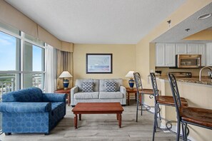 スイート 1 ベッドルーム パーシャル オーシャン ビュー (Partial Ocean View 1 Bedroom Suite) | リビング エリア | 38 インチの薄型テレビ (ケーブル放送視聴可)、DVD プレーヤー