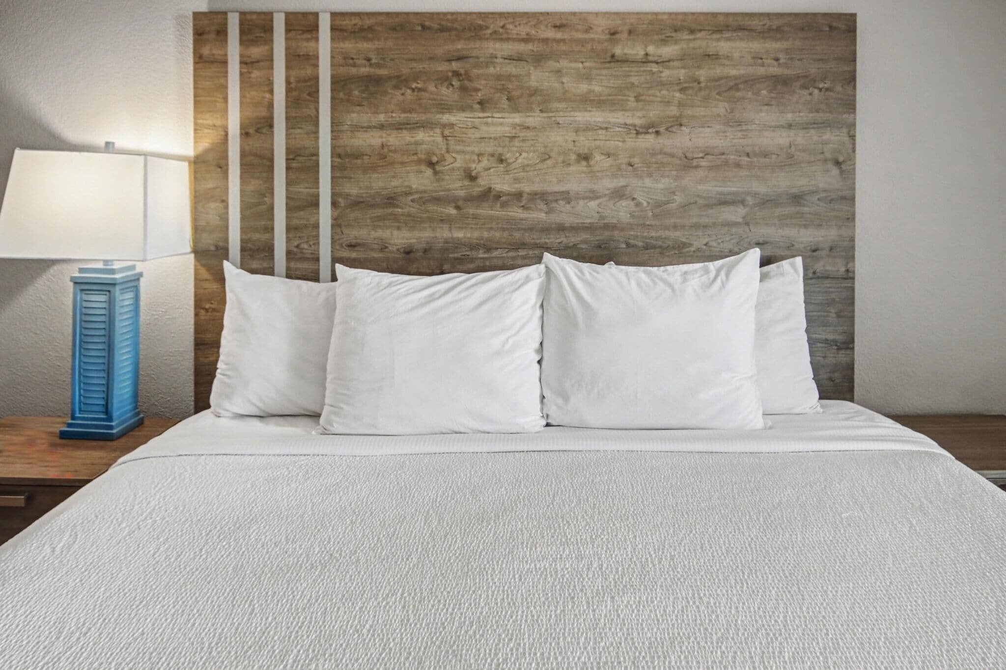 Quarto, 1 cama King, vista para o oceano (Oceanfront King Standard Room) | Cofres nos quartos, cortinas blackout, ferros/tábuas de passar roupa