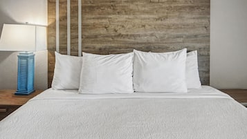 Quarto, 1 cama King, vista para o oceano (Oceanfront King Standard Room) | Cofres nos quartos, cortinas blackout, ferros/tábuas de passar roupa