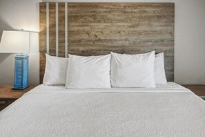 Chambre, 1 très grand lit, vue océan (Oceanfront King Standard Room) | Coffres-forts dans les chambres, rideaux occultants