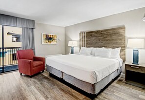 单人房, 1 张特大床, 阳台, 度假村景观 | 客房内保险箱、熨斗/熨衣板、免费 WiFi