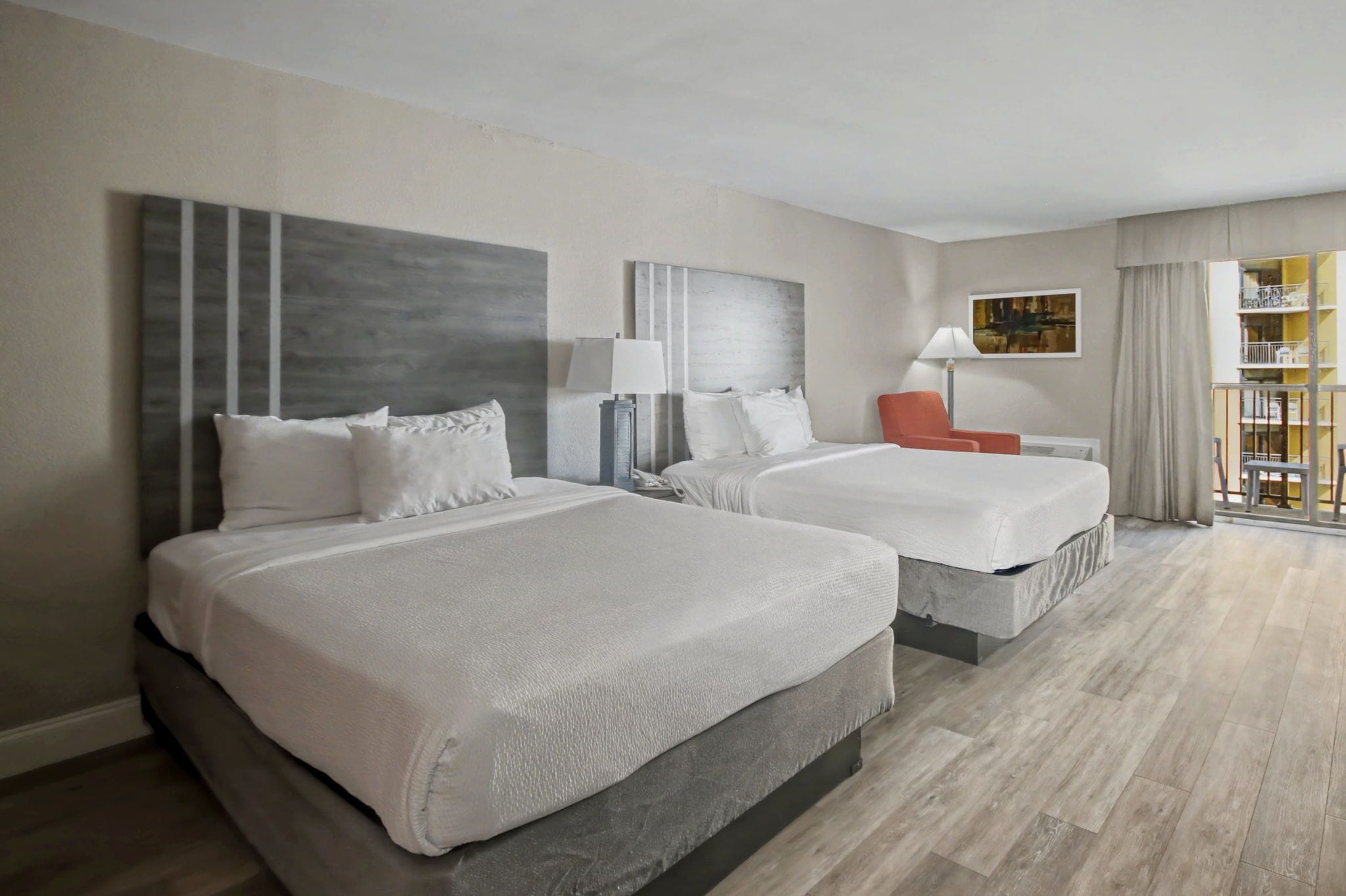 Værelse - 2 queensize-senge - udsigt over resort (Standard Queen Room) | Pengeskab på værelset, mørklægningsgardiner, strygejern/strygebræt