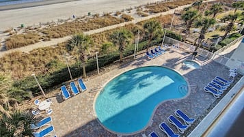 2 buitenzwembaden, ligstoelen bij het zwembad