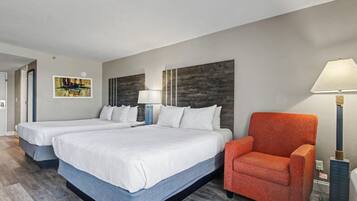 Chambre, 2 grands lits, vue océan (Oceanfront Efficiency) | Coffres-forts dans les chambres, rideaux occultants