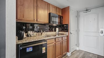 Room, 1 King Bed, Ocean View (Oceanfront King Efficiency) | Private kitchen