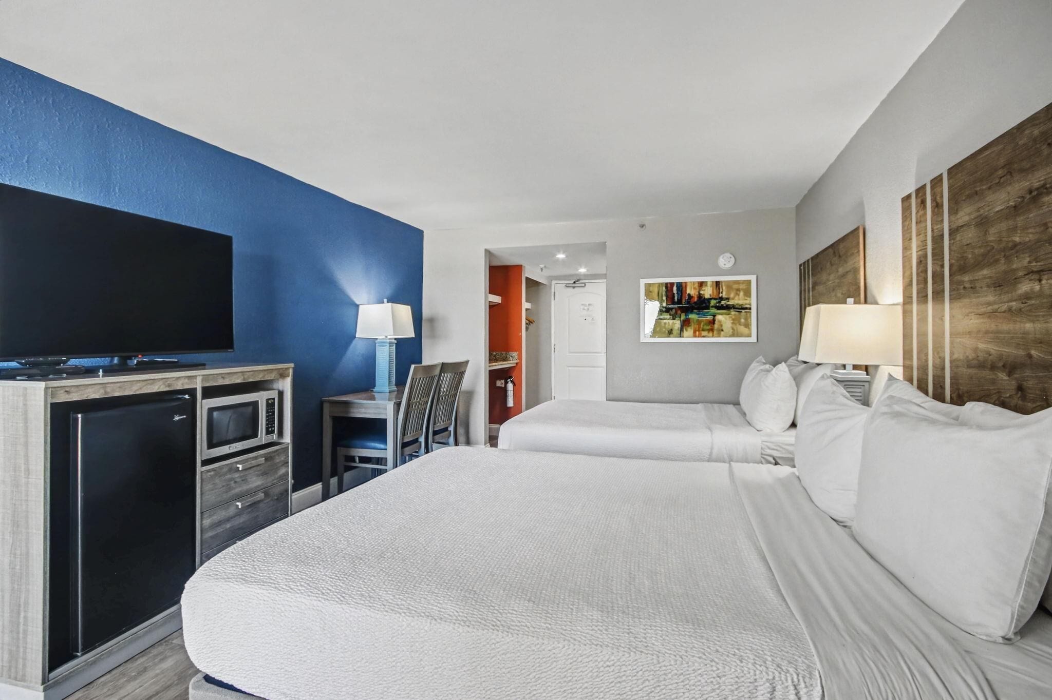 Habitación, 2 camas de matrimonio, vistas al mar (Oceanfront Standard Room) | Caja fuerte, cortinas opacas, tabla de planchar con plancha