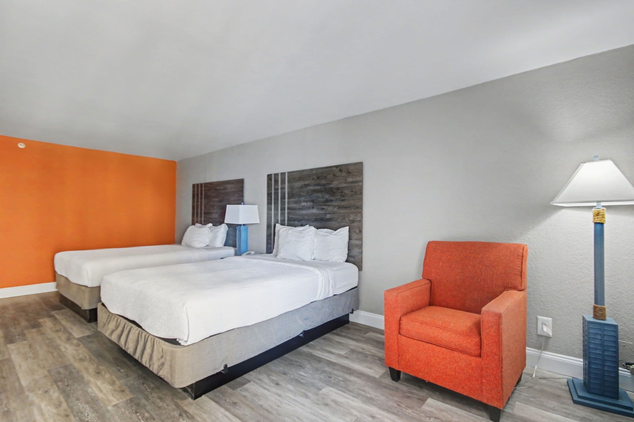 Habitación, 2 camas Queen size, vista al resort (Resort View Standard Room) | Caja de seguridad en la habitación y cortinas blackout 