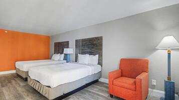 Habitación, 2 camas Queen size, vista al resort (Resort View Standard Room) | Caja de seguridad en la habitación y cortinas blackout