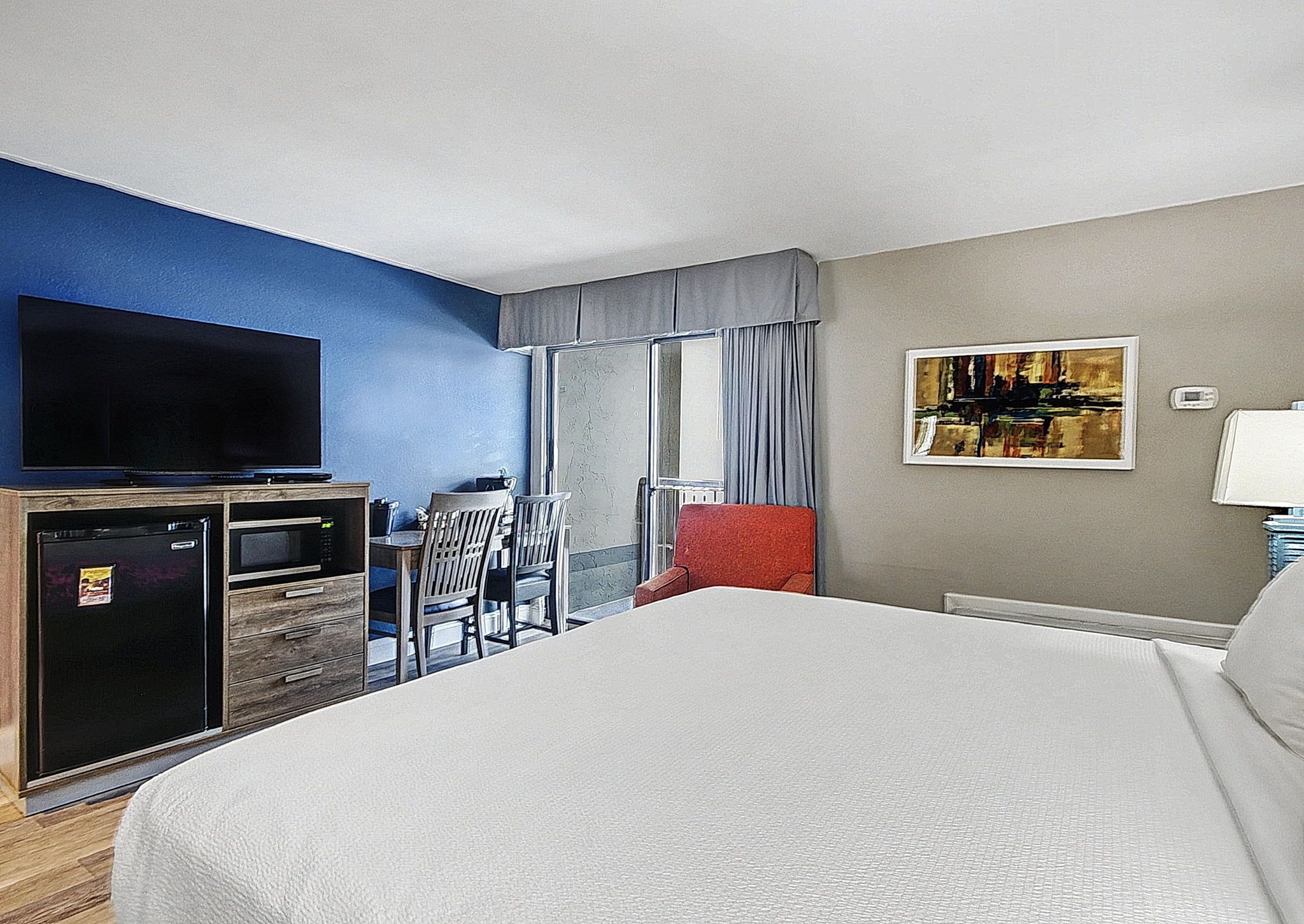 Single Room, 1 King Bed, Balcony, Resort View | In-room safe, iron/ironing board, free WiFi