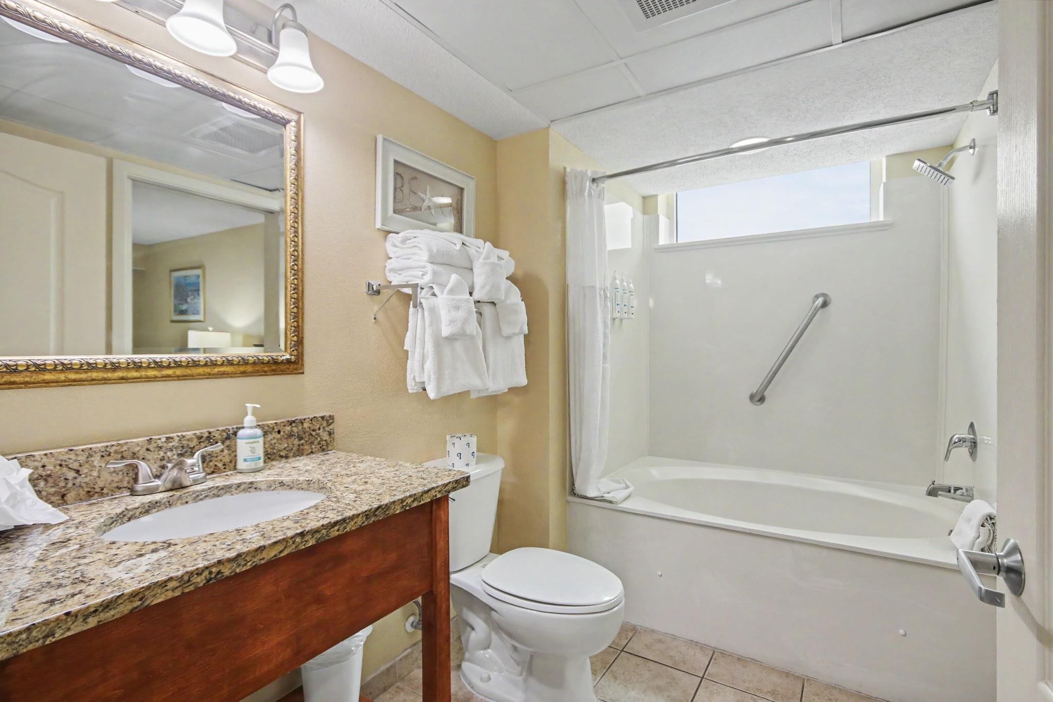 Une salle de bain avec un lavabo, des toilettes et une baignoire.