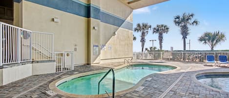 2 個室外泳池;09:00 至 23:00 開放;躺椅