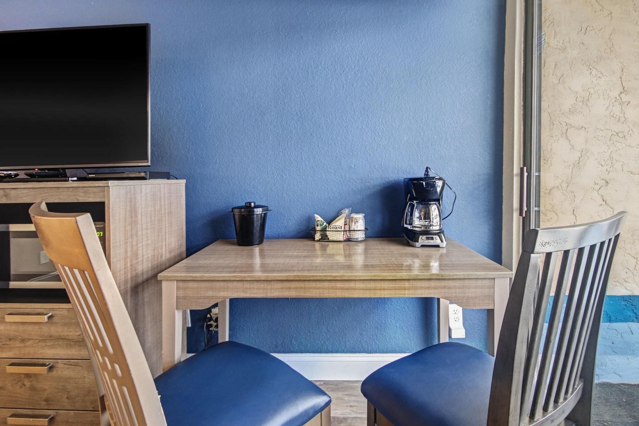 Rum - 2 queensize-sängar - utsikt mot resort (Resort View Standard Room) | Interiör