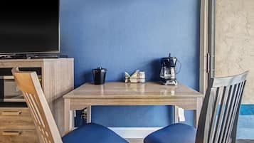 Rum - 2 queensize-sängar - utsikt mot resort (Resort View Standard Room) | Interiör