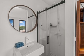 Shower, hair dryer, towels - The Admiral Apartment — Cozy Caribbean Escape (Willemstad)