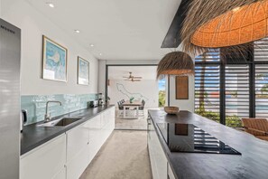 Fridge, microwave, oven, stovetop - The Admiral | Spacious complex Near Spanish Water (Willemstad)