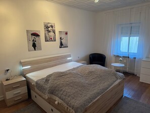 3 bedrooms, iron/ironing board, free WiFi